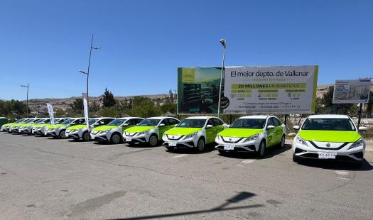 Gobierno Regional de Atacama y Ministerio de Energía entregan 11 vehículos del programa Mi Taxi Eléctrico en Vallenar